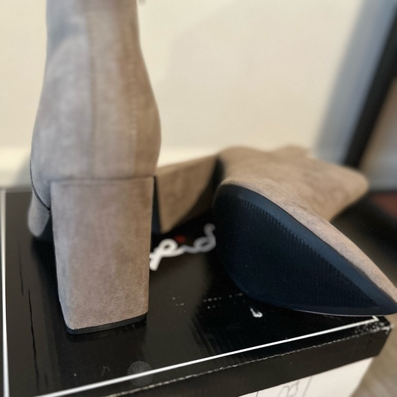 New in Box Quipid Gray Ankle Boots, Size 8 with Sleek Heels and Side Zipper - Picture 5 of 8